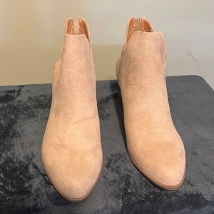 Woman's size 9 Brown suede ankle booties